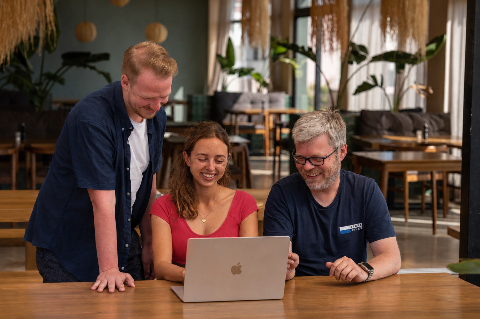 Emma Kraft von KRAFTED. arbeitet mit zwei Kunden am Laptop an einer Homepage für ihr Kleinunternehmen