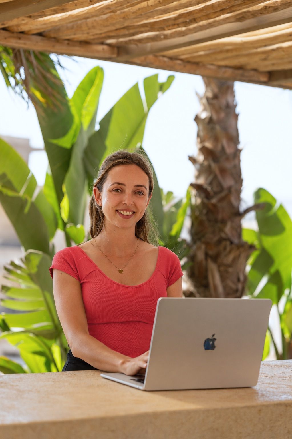 Emma Kraft von KRAFTED. am Laptop beim Einrichten eines Newsletters